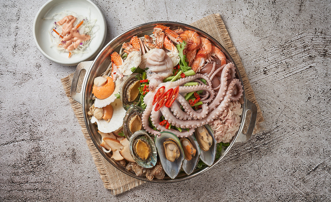 Full seafood platter with abalone, octopus, shrimp and crab